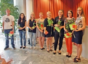 Ihre Ausbildung erfolgreich beendet haben (v.r nach l.): Katja Baumann (Kauffrau), Julia Engeli (Fachfrau Gesundheit), Gizem Kiziler (Assistentin Gesundheit und Soziales, kurz AGS), Daniela Bründler (Fachfrau Betreuung), Marijana Aleksic (AGS), Celine Zimmermann (AGS), Derya Izmirli (Koch) und Fabian Mattenberger (Fachmann Betriebsunterhalt). Bild zVg.