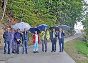 Im Bild (v.r.n.l.): Robert Amrein, Projektleiter Dienststelle für Landwirtschaft und Wald, Hans Meier, Präsident Planungsphase, Hans Grüter, Emil Gloggner AG, Monika Dilger, Gemeindeammannfrau, Silvio Fässler, Bauleitung Ing. büro Emch und Berger, Patrick Strickler, Aktuar, Ruedi Stettler, Anstösser, Hans Stettler, Präsident Bauphase. Bild zVg.