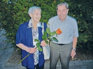 Mit 90 Jahren beim Sommerkonzert geehrt: Olga Muri und Werner Bieri. Bild Franz Studer.