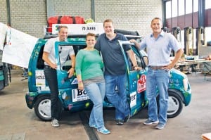 Bruno Kaech, Gesamtleiter Gewerbe-Treuhand AG, die Mongol-Rally-Fahrer Samra und Jérôme Rüfenacht sowie René Bucheli, Leiter Geschäftsbereich Wirtschaftsberatung Gewerbe-Treuhand AG. Bild Stefan Jäggi.