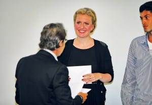 Norina Bühlmann aus Buchrain erhält das EFZ als Kauffrau aus den Händen von Bénédict-Schulleiter Martin Würmli. Bild apimedia