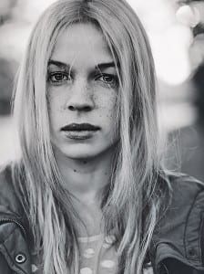 Debütautorin und Model Alexa Emilia Rawa schrieb ihren ersten Roman.