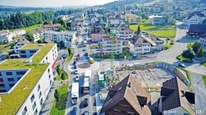 Die Bauerei hat ein Ende – am Samstag wird das gesamterneurte Strassenstück in Root mit einem Fest eröffnet. Bild air-view.