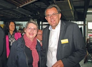 Herzog-Chef Peter Schilliger nimmt die Gratulation von Stadträtin Ursula Stämmer entgegen. Bild apimedia.