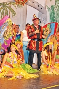 Für farbenprächtigen Südseezauber sorgt die Theatergesellschaft Root in «Blume von Hawaii» . Bild zVg.