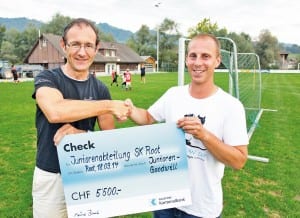 Alex Wismer (links) überreicht Juniorenobmann Philipp Zihlmann den Check über 5500 Franken. Bild zVg.