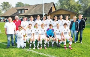 Die Rooter B-Junioren mit den Trainern Thomas Bircher und Armin Krummenacher sowie dem Sponsorenpaar Esther und Rolf Fischer (rechts aussen). Bild zVg.