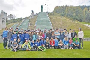 Die Teilnehmer und Teilnehmerinnen des 25. Volleyballlagers vor der Skisprungschanze in Einsiedeln.