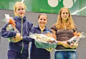 Das Siegerfoto: Chiara Piazza, umrahmt von Simone von Rotz (links) und Rahel König. Bild Martin Contartese.