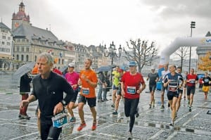 Gute Stimmung trotz garstigem Wetter am Swiss City Marathon Lucerne 2013. Bild swiss-image.ch