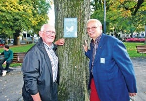 Freuen sich über den ersten Hörbaum in Luzern: Erfinder Toni Schmid (links) und Guerino Riva, Präsident Pro Audito Luzern. Bild apimedia.