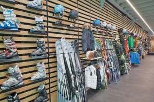 Grosszügige, helle Verkaufsflächen und ein kleines, feines Sortiment: Das neue SportHuus Rotsee in Ebikon. Bilder zVg.