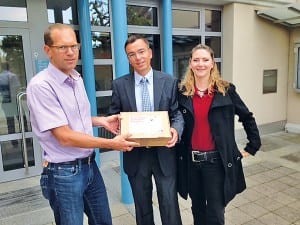 Offizielle Übergabe der 176 beglaubigten Unterschriften an den Gemeindepräsidenten Thomas Rebsamen durch Daniel Keller, Kantonsrat und Präsident SVP Udligenswil, begleitet von Vorstandsmitglied Nadia Studer. Bild zVg.