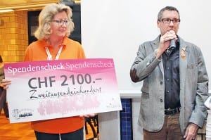 Winnie Gasser, Botschafterin der Stiftung Theodora, nimmt von Vereinigte-Präsident Linus Jäck den Spendencheck entgegen. Bild zVg.