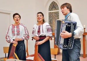 Die Musikstudenten Alena, Roxana und Andrej vom Ensemble Beriska aus Kiew bei einem Konzert in der St.-Michaelis-Kirche in Greiz (DE).