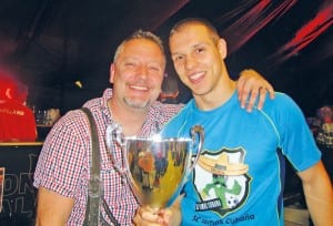 Wintercup-OK-Präsident Peter Bisang freut sich mit Azmir Muslic vom siegreichen SC Vamos Cubaña. Bild Dudly Lustenberger.