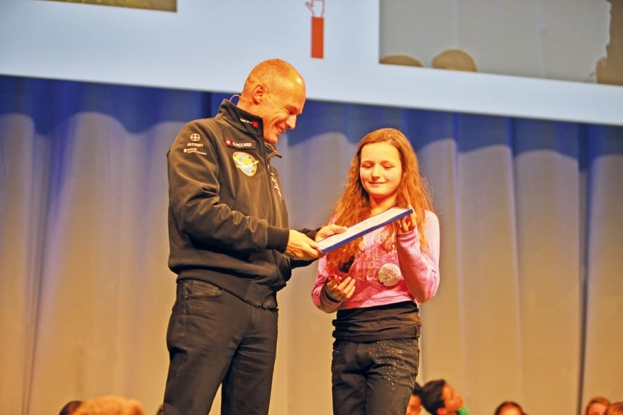 Von Bertrand Piccard zur «Klimapionierin» gekürt: die 10-jährige Alina Wismer aus Mauensee. Bild apimedia.