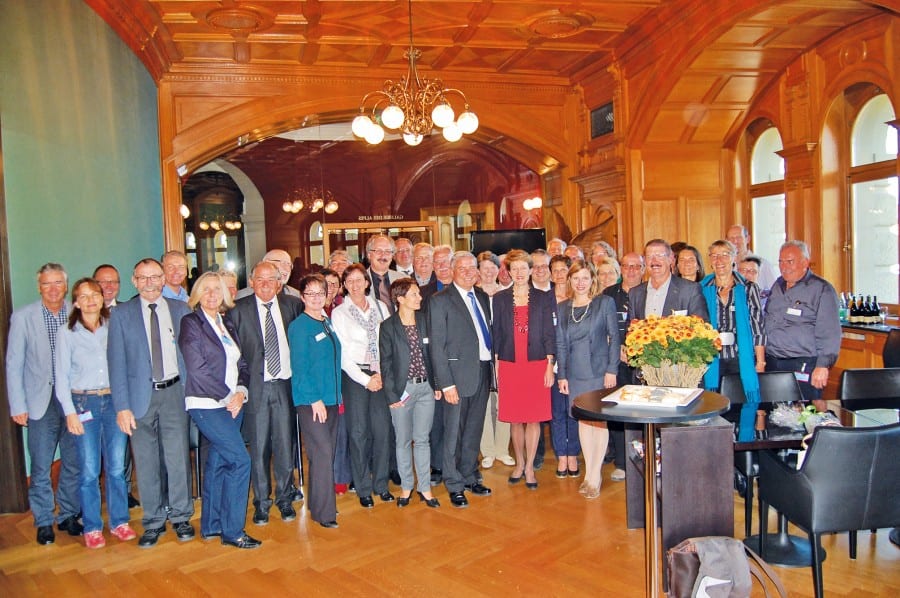 Bundesrätin Simonetta Sommaruga mit den Delegierten der Kantone und den Luzerner Friedensrichtern Fredy Grossniklaus, Sandra Bättig und Stefan Brunner (1., 2. und 5. v.l.). Bild zVg.