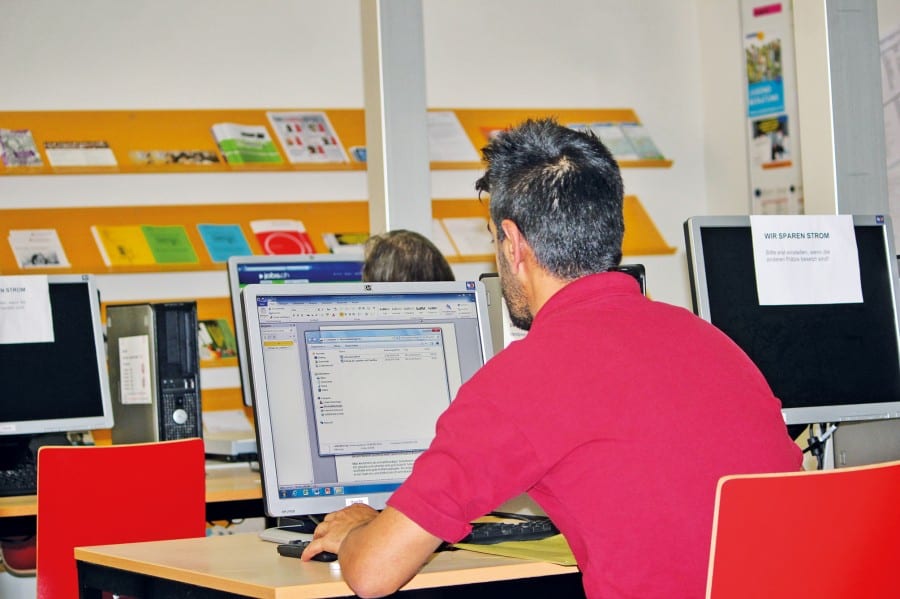 PC-Arbeitsplätze mit Internetzugang und eine Stellensuchmaschine mit vereinfachtem Zugriff auf alle dem RAV gemeldeten offenen Stellen stehen zur Verfügung.