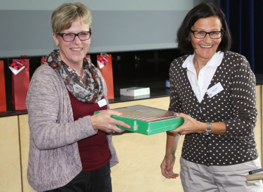 Kantonalpräsidentin Agnes Hodel (rechts) bedankt sich bei den Gastgeberinnen aus Adligenswil, auf dem Foto Co-Präsidentin Lisbeth Bühler. Bilder Astrid Bossert Meier.