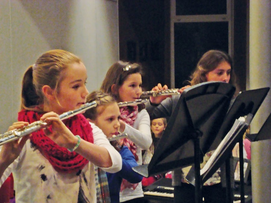 Adventskonzert in Dierikon: Adriana  Schmidlin, Milena Estermann und Amanda Meili auf den Querflöten. Bild zVg.