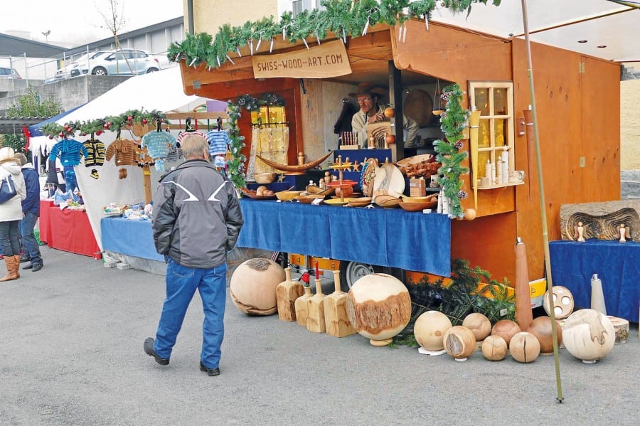 Holzsachen kunstvoll gedrechselt.