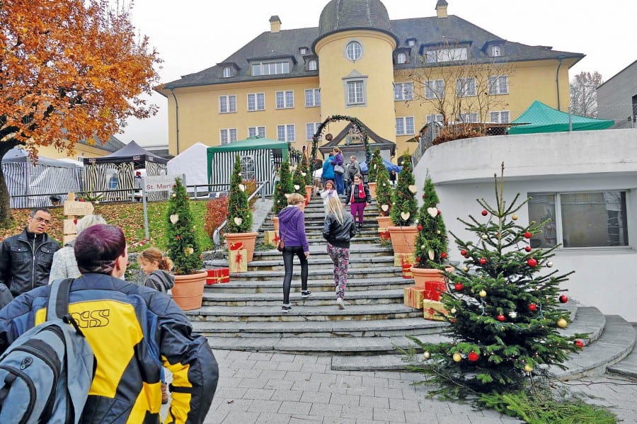 Aufgang zum Weihnachtsmarkt Root.