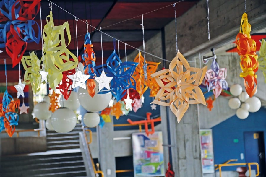 Der strahlende Sternenhimmel im Schulhaus Wydenhof. Text und Bilder Sabina Schauenburg.