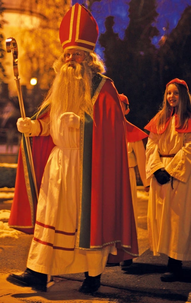 Der Samichlaus mit seinen Helfern unterwegs. Bild zVg.