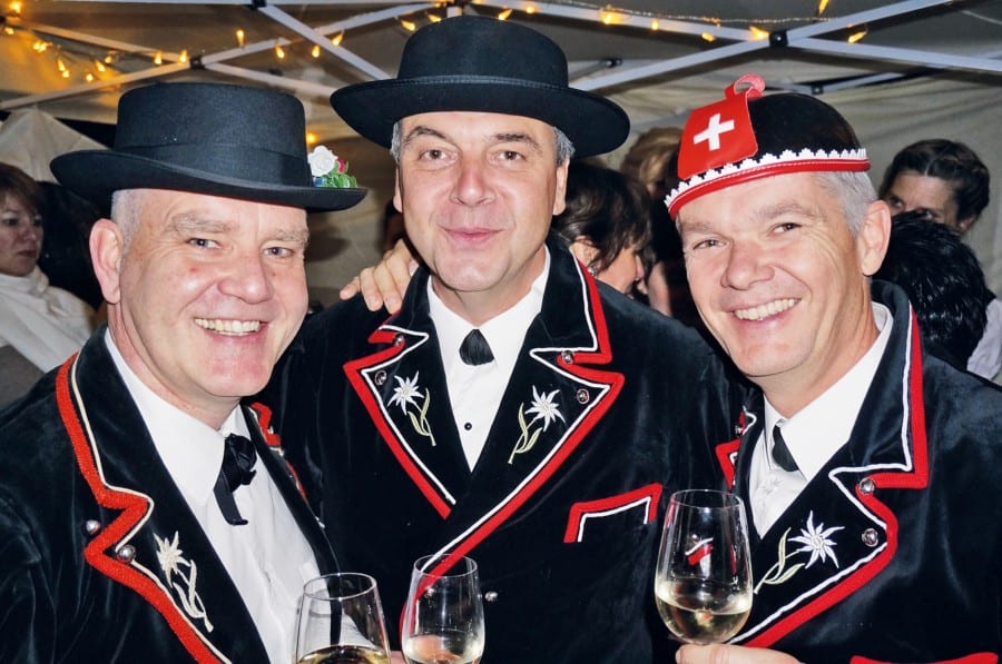 Der neue Zunftmeister 2015 flankiert von Zunftpräsident Jörg Bucher (links) und Weibel Thomas Wirth (rechts) – mottogerecht herausgeputzt.