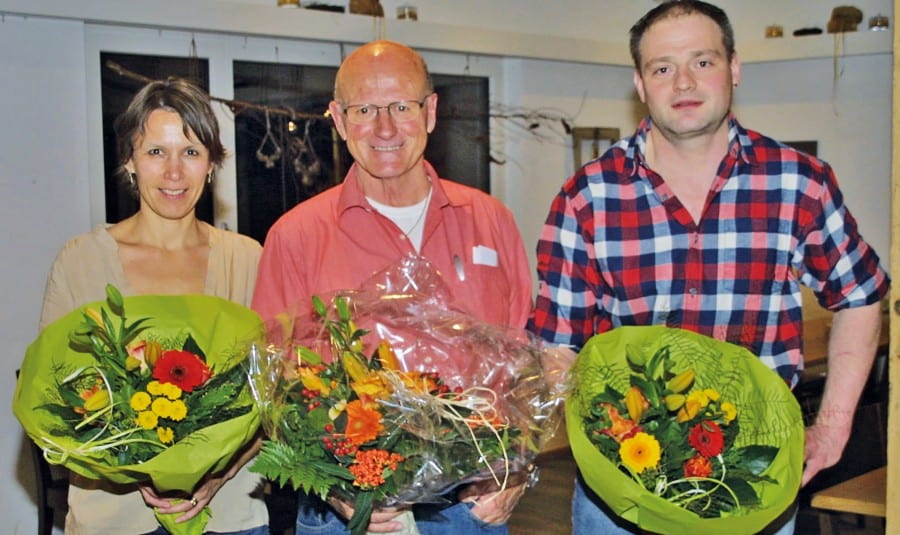 Der neue Präsident Franz Schillig (Mitte) mit den beiden neuen Ehrenmitgliedern Martha Zurfluh und Dominik Voney. Bild zVg.