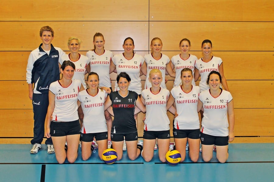 Die diesjährige erste Damenmannschaft des VBC Ebikons. Hinten v.l.n.r: Coach Marco Scherer, Eszter Steimann, Kyra Ulirch, Pia Bär, Elina Peter, Rahel Kurmann, Sara Mattmann. Vorne: Sandra Fischer, Stephanie Rey, Jacqueline Schmocker, Antigona Osmani, Fabienne Mahler, Claudia Schmocker.