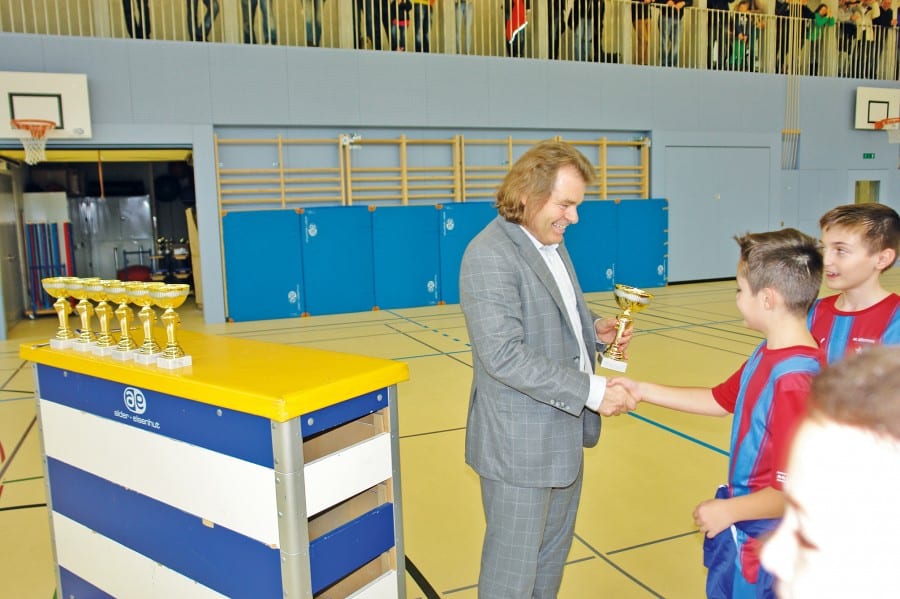 Hauptsponsor Emilio Stecher überreicht den siegreichen D-Junioren des FC Südstern die Pokale.