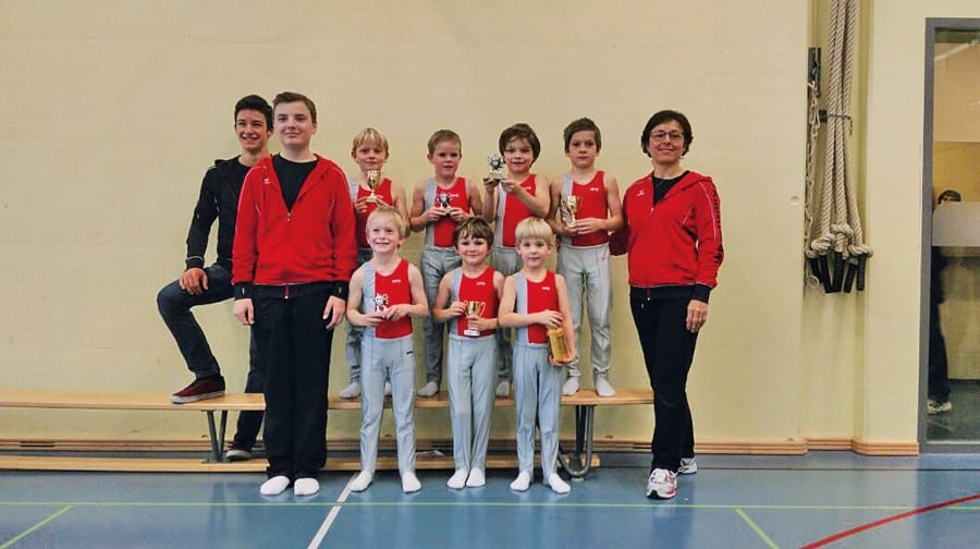 Joel Ettlin, Nick Mühlethaler, Elias Weber, Ben Bucher, Timi Bühlmann, Flurin Emmenegger, Tschopp Yvonne. Vordere Reihe v.l. Cyrill Baumgartner, Kilian Heinzer, Elio Krummenacher.