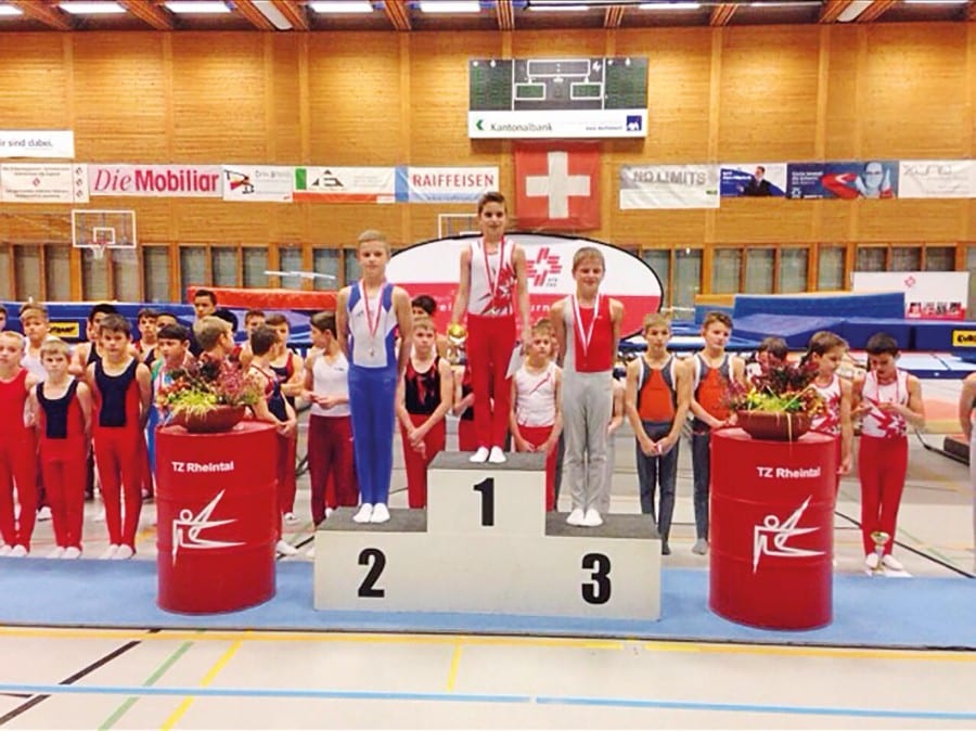 Jonas Huwyler steht stolz auf dem 3. Platz des Podest.