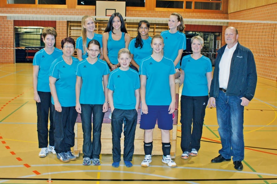 Die Netzballspielerinnen vom SVKT Buchrain-Perlen in ihrem neuen Dress. Bild zVg.