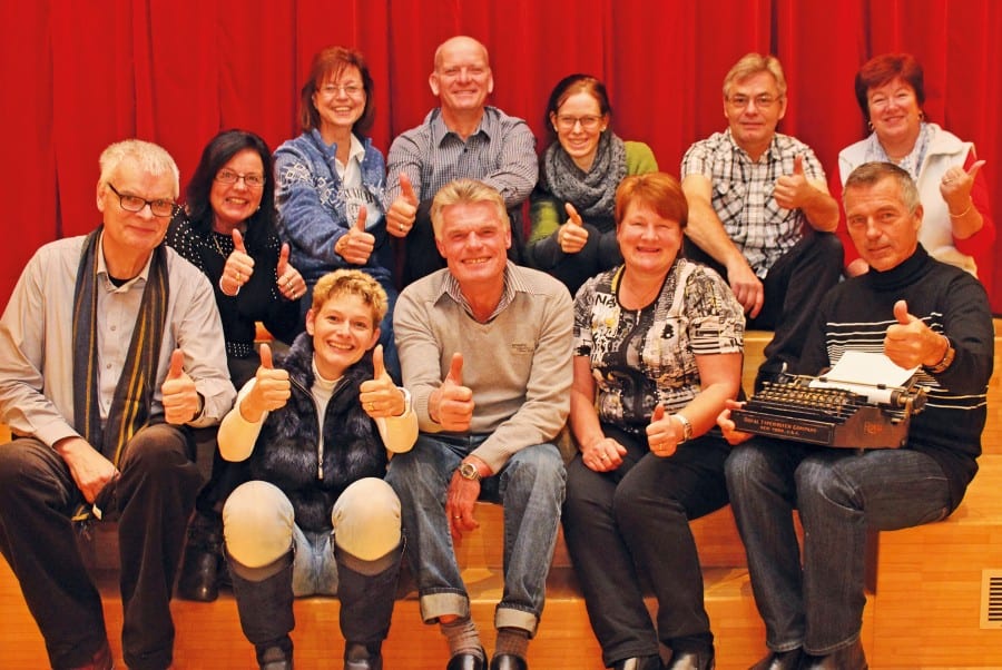 Die Theatergruppe Sins bringt ein Stück mit viel Turbulenz auf die Bühne. Bild zVg.