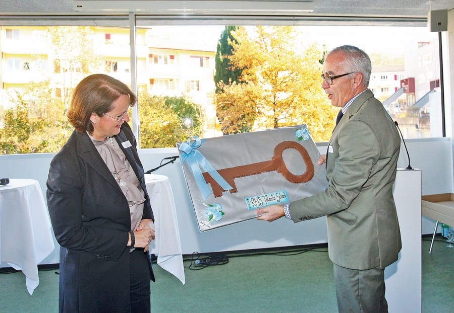 Thomas Klooz übergibt den symbolischen Schlüssel zur neuen Pilatus Akademie an Priska Fischer von FREI’S Schulen. Bild apimedia.