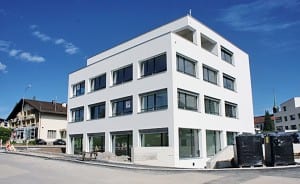 Soll die Gemeinde in den nächsten Jahren weiterhin in die Infrastruktur – im Bild die neue Bibliothek – investieren oder diese konsquent zurückfahren? Guter Rat ist teuer und die Meinungen sind kontrovers.