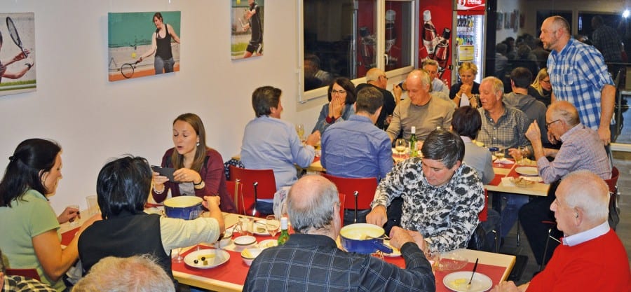 Angeregte Stimmung im Clublokal des TCES. Bild zVg.