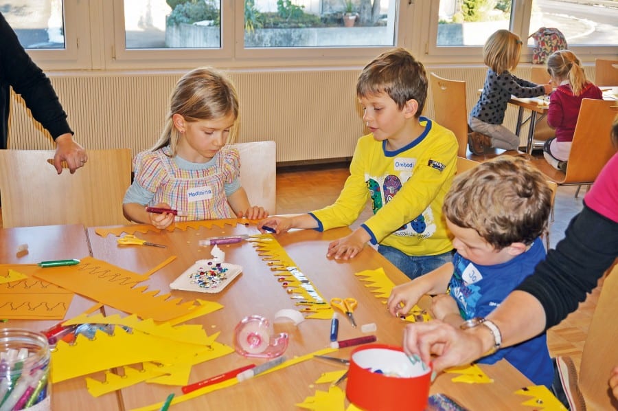 Kronen basteln für die Dreikönigskuchen. Bilder zVg.