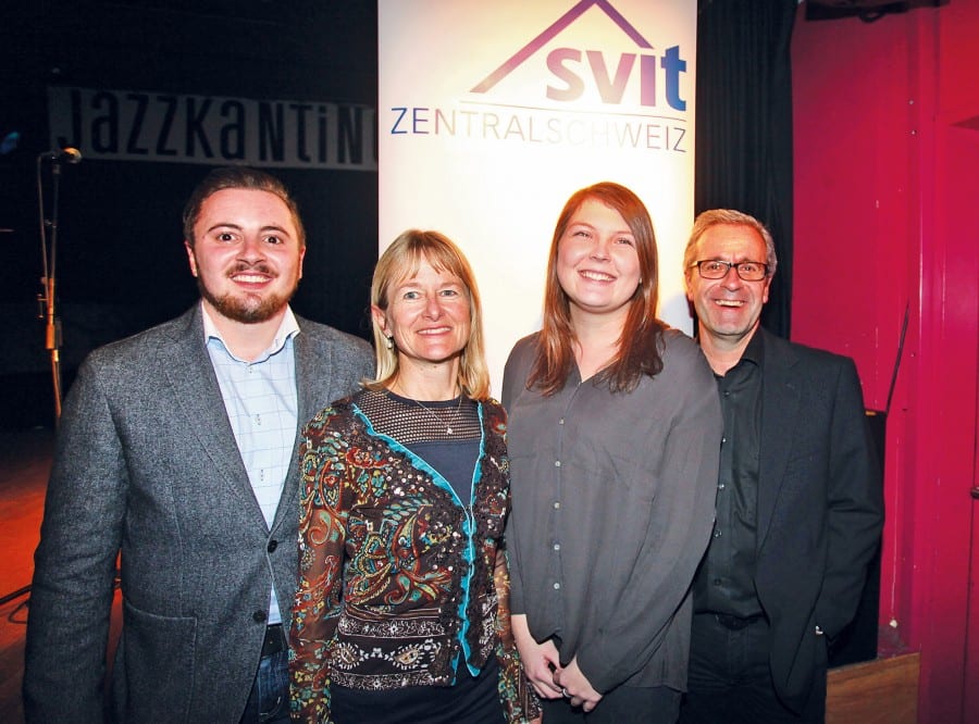 Pascal Bucher (links), Maya Reinhard, Melanie Fäh und Thomas Bucher von Bättig & Bucher Immobilientreuhand in Ebikon beim Neujahrsapéro in der Jazzkantine. Bild apimedia.