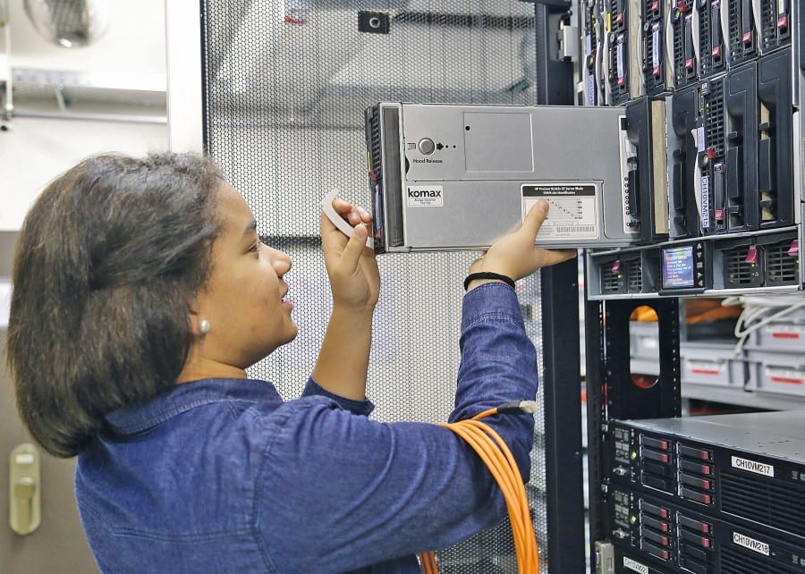 Im vierten Jahr ihrer Ausbildung zur Systeminformatikerin übernimmt Emel Jenni viele selbständige Aufgaben. Hier bestückt sie eine sogenannte Serverfarm mit einem neuen Server.