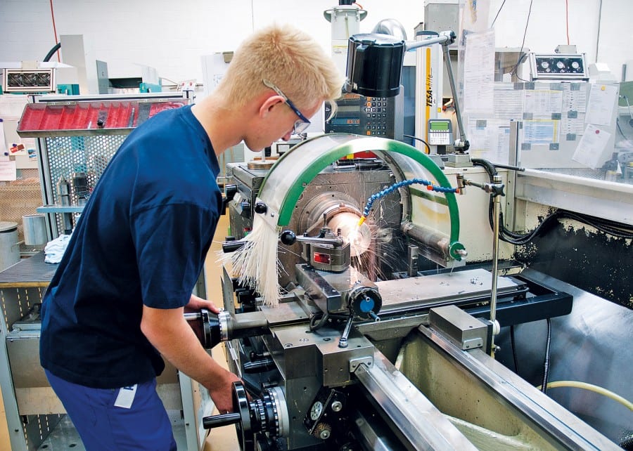 Frano Kolenda ist Lernender Polymechaniker im 1. Lehrjahr. Beim Arbeiten an einer Drehmaschine ist Präzision und Fingerspitzengefühl gefragt.