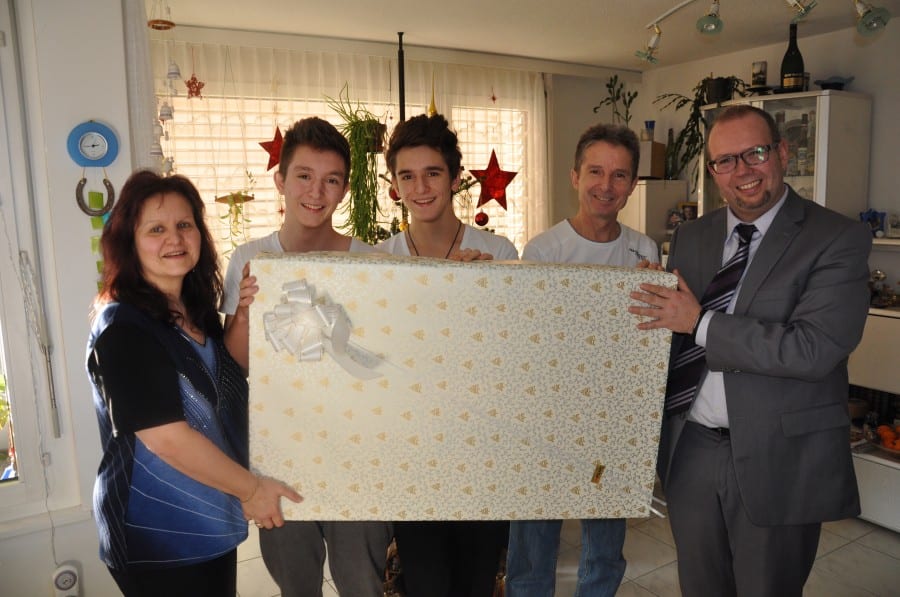 Familie Bieri aus Buchrain staunte nicht schlecht, als Georg Ambauen, Centerleiter MParc Ebikon, plötzlich mit dem grossen Paket vor der Tür stand. Bild zVg.