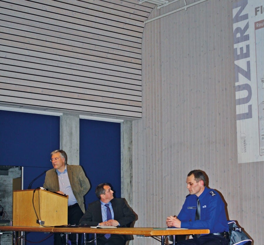 Ruedi Fahrni, Asyl- und Flüchtlingskoordinator Kanton Luzern am Podest, flankiert von Daniel Gasser, Gemeindepräsident Ebikon und André Portmann, Chef Polizeiregion Ost. Bild Stefan Jäggi.