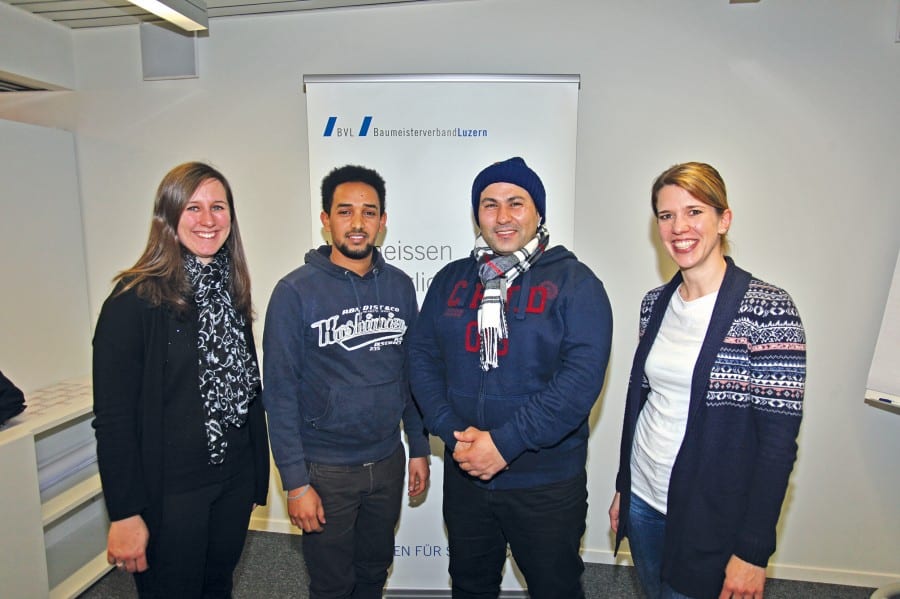 Die Personalfachfrauen Andrea Portmann (links) und Katja Bieri mit ihren neuen Praktikanten Temesgen Hadish und Abdullah Cheikh Mohamad. Bild apimedia.