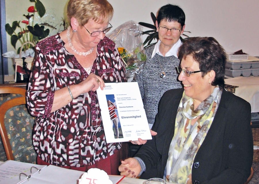 Präsidentin Josy Bühler und Aktuarin Esther Fröhlichgratulieren dem neuen Ehrenmitglied Giovina Carbone.