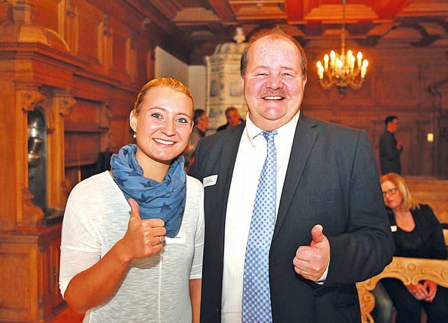 Olivia Balmer aus Ebikon, hier mit Verbandspräsident Felix Müri, darf sich neu Medizinische Masseurin nennen. Bild apimedia.