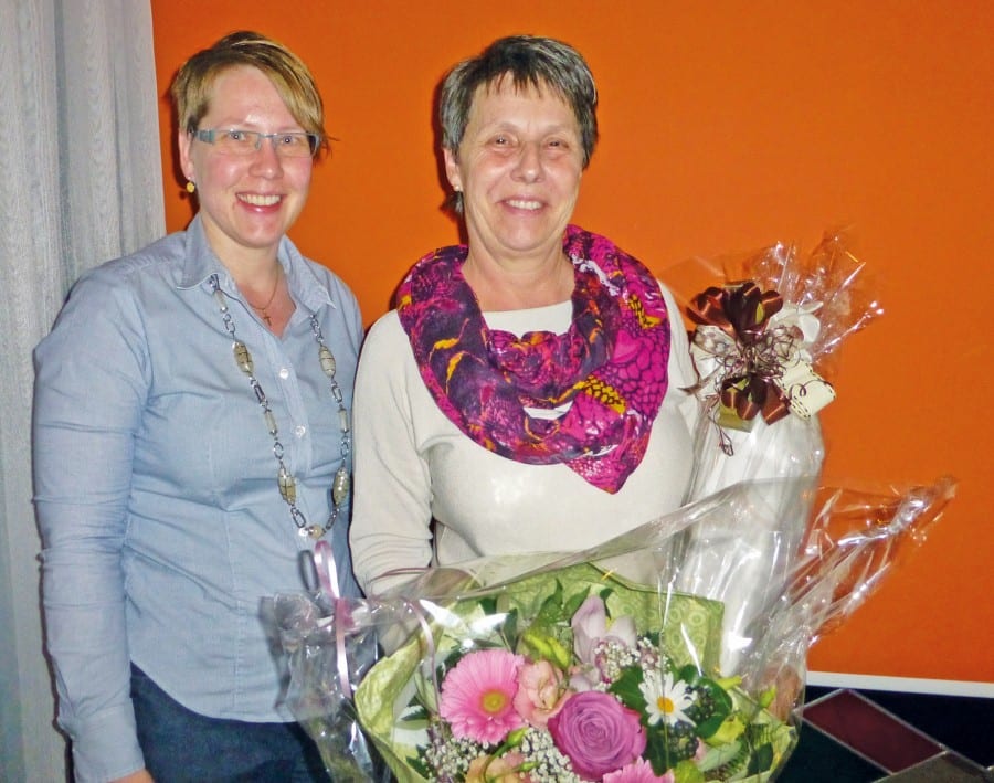 Präsidentin Bernadette Steiner (links) mit dem neuen Ehrenmitglied Madeleine Meierhans.